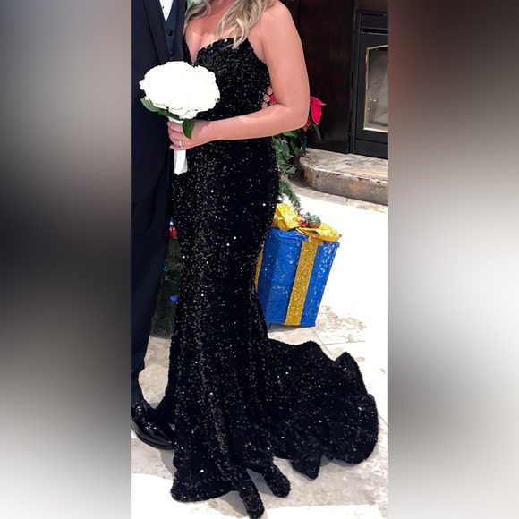 Black sequin gown with bustle train - Picture 2 of 2